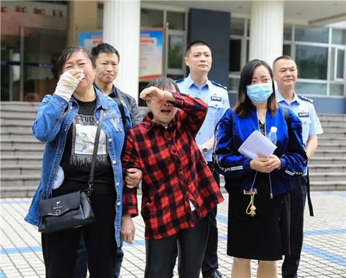 太催泪了！一趟回家路，泸州这两个失踪的“孩子”足足走了28年-1.jpg