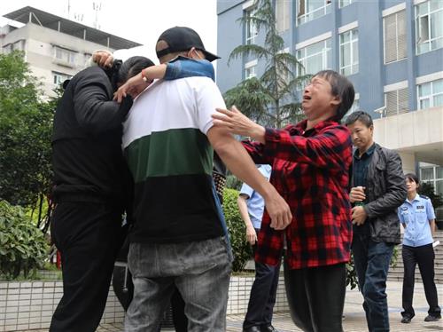 太催泪了！一趟回家路，泸州这两个失踪的“孩子”足足走了28年-2.jpg