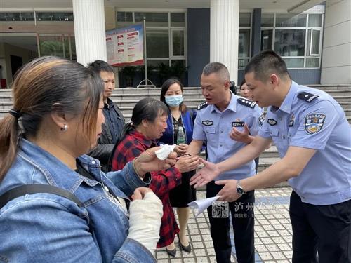 太催泪了！一趟回家路，泸州这两个失踪的“孩子”足足走了28年-4.jpg