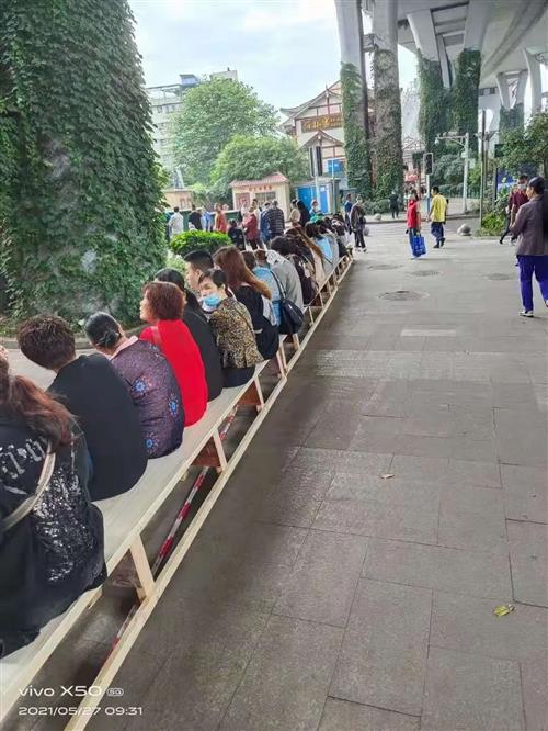 超贴心！泸州紧急赶制100条长凳，1500人坐着排队打疫苗-5.jpg