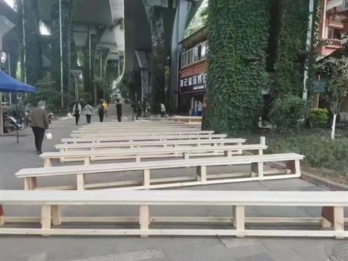 超贴心！泸州紧急赶制100条长凳，1500人坐着排队打疫苗-4.jpg