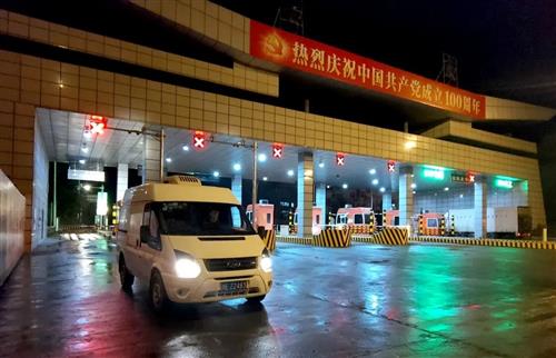 超贴心！泸州紧急赶制100条长凳，1500人坐着排队打疫苗-6.jpg