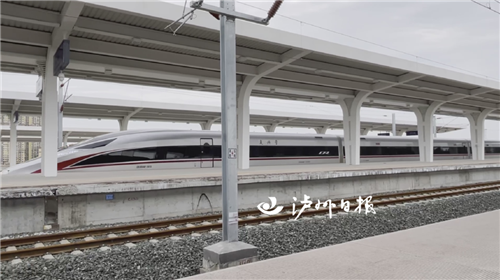 报告！复兴号列车开进泸州站....-2.jpg