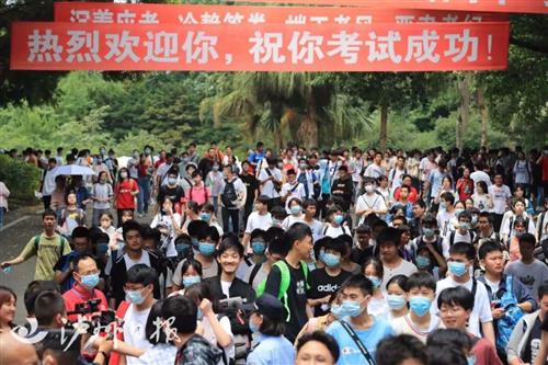 高考来了！33220名泸州学子直面人生大考-14.jpg
