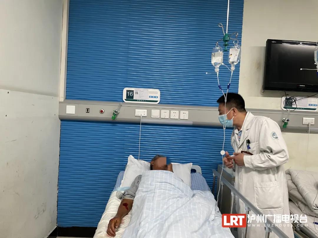 惨遭毒口！泸州男子工地搬砖，被龟壳花咬伤住院……-2.jpg
