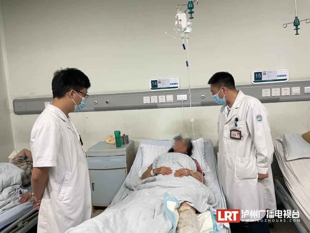 惨遭毒口！泸州男子工地搬砖，被龟壳花咬伤住院……-6.jpg