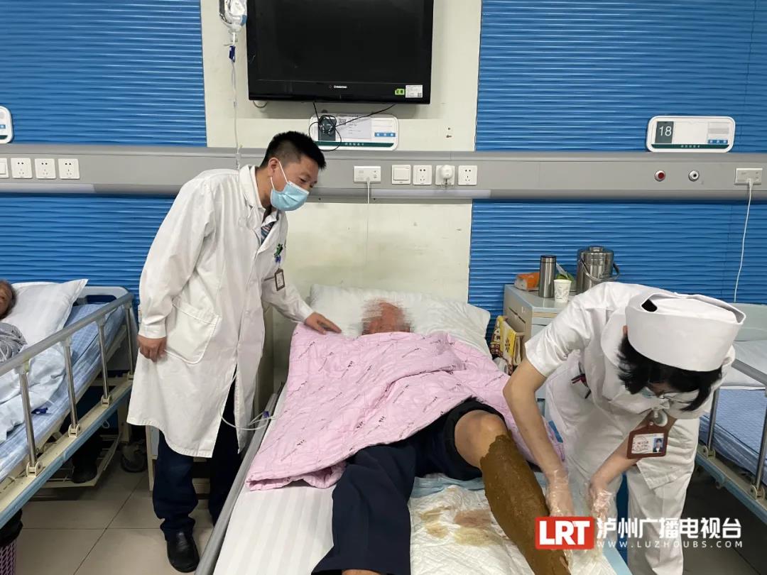 惨遭毒口！泸州男子工地搬砖，被龟壳花咬伤住院……-4.jpg