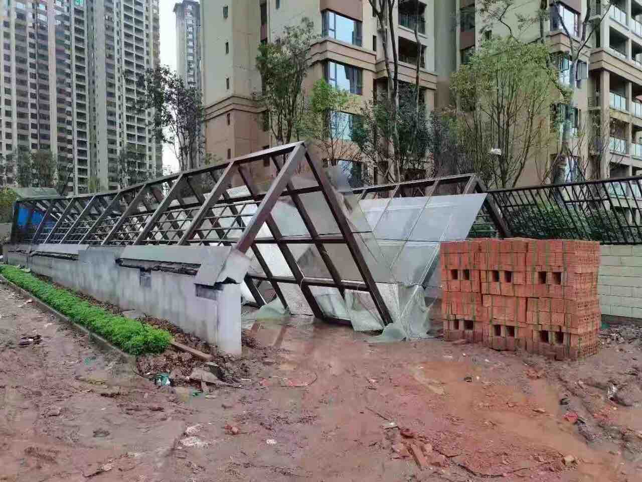 泸县有个小区，还没交房车库就垮了！！-2.jpg