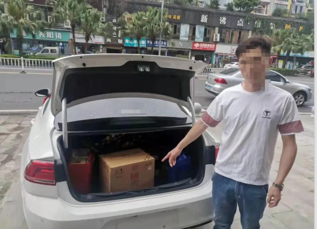隔空取物？泸州女车主锁了车门也遭偷，只因盗贼用了……-2.jpg