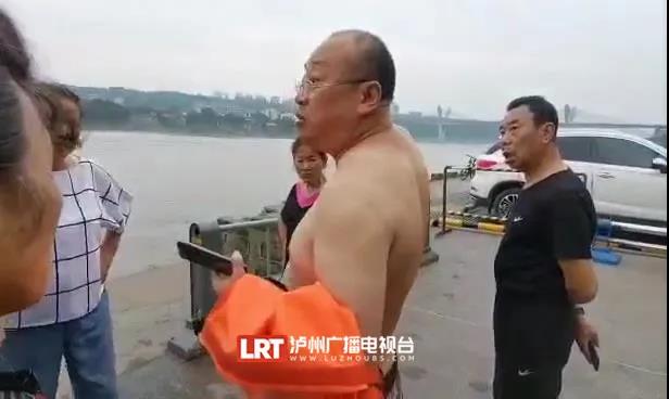 事发泸州东门口，一男一女被卷入江中……-1.jpg