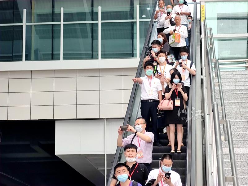 共同见证｜绵泸高铁内自泸段正式通车 泸州迈入高铁时代！-17.jpg