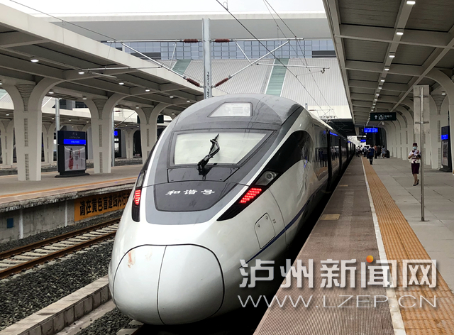 绵泸高铁内自泸段开通运营一周 泸州站客流高峰到发量1万余人-1.jpeg