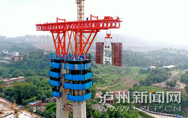 首段钢系梁完成吊装！泸州长江六桥进入上塔柱钢结构施工阶段-1.jpeg