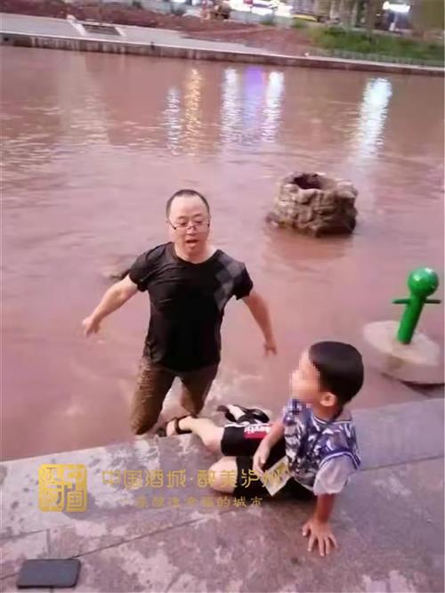 千钧一发！儿童被湍急水流冲走，古蔺男子毫不犹豫跳入河中救援-1.jpg