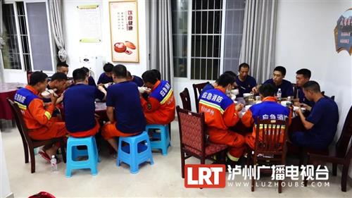 古蔺暴雨丨忙碌18小时后，他们终于吃上了第一口热饭-4.jpg