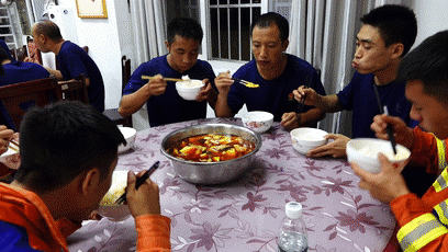 古蔺暴雨丨忙碌18小时后，他们终于吃上了第一口热饭-7.jpg