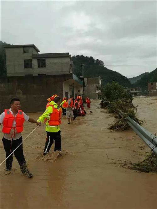 古蔺暴雨丨忙碌18小时后，他们终于吃上了第一口热饭-11.jpg