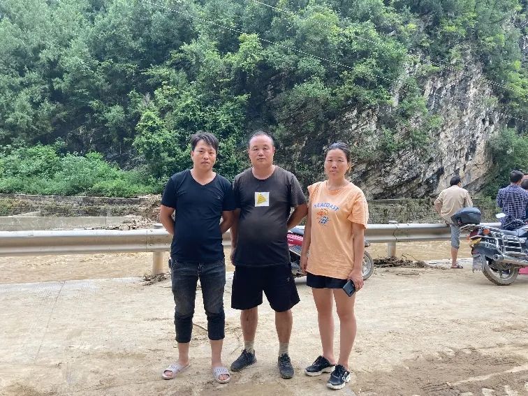 货车司机被困洪水中，泸州村民奋勇救人！-1.jpg