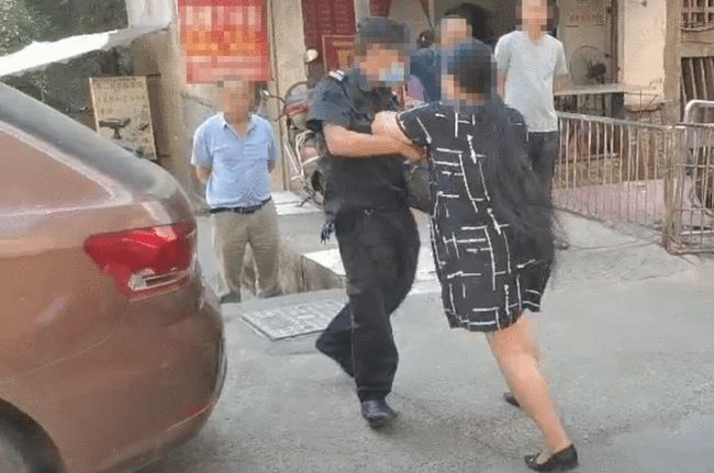 臊皮！泸州大妈不配合防疫工作，出言谩骂推搡工作人员，还倒地“碰瓷”！-2.jpg
