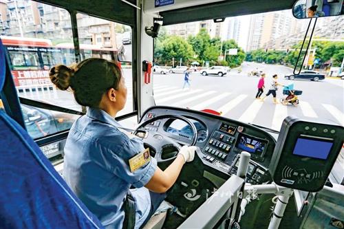 问政|漏雨没空调，还不能刷卡！市民期盼327路公交换新车-1.jpg