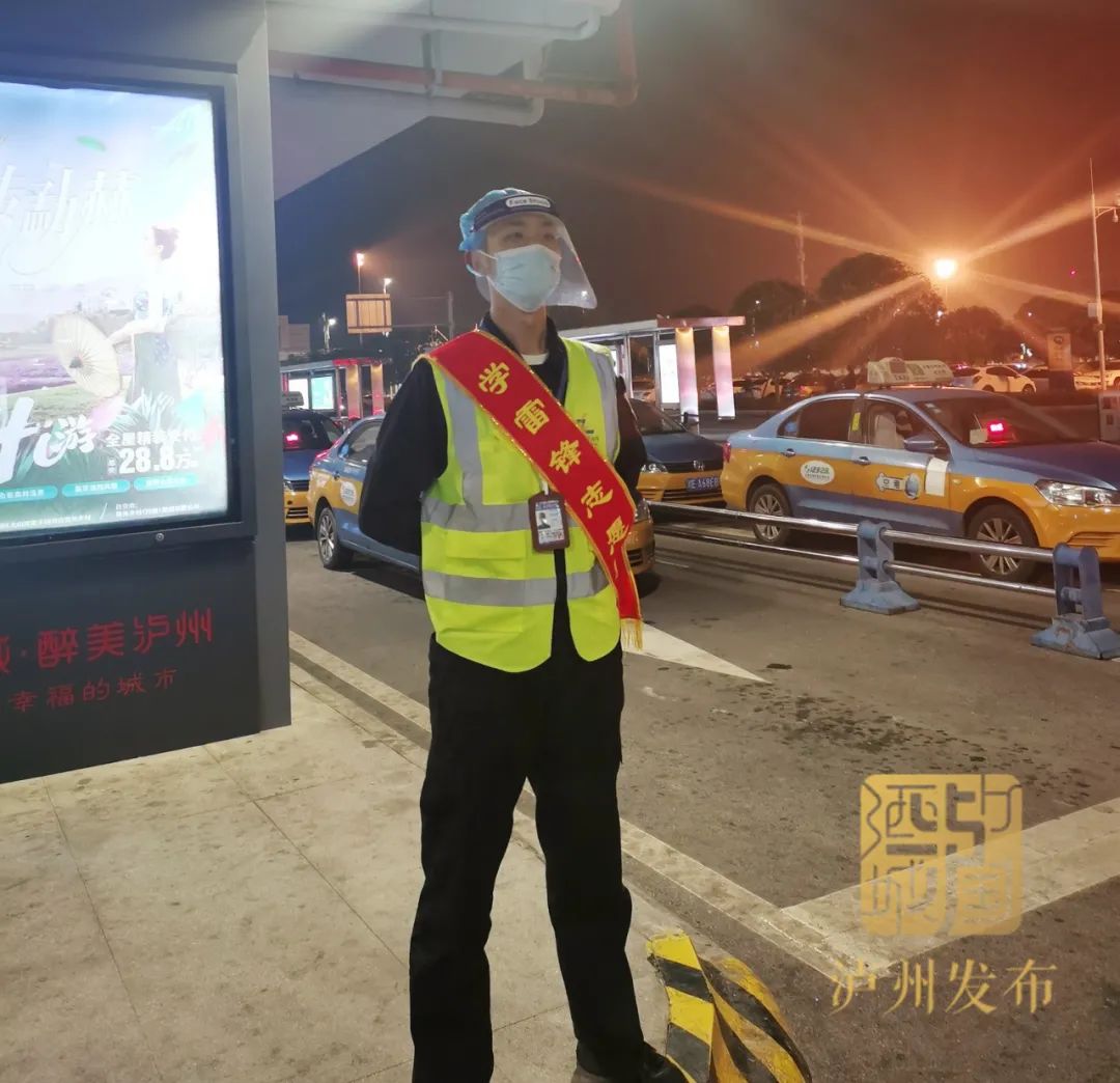 泸州23岁机场小哥背行动不便旅客到停车场丨网友：你背人的样子好帅-12.jpg