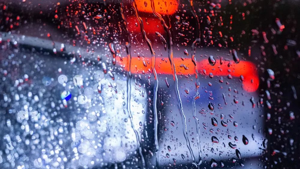 近期早高峰雨雾天增多丨泸州交警提醒：雾天行车不能使用远光灯-1.jpg