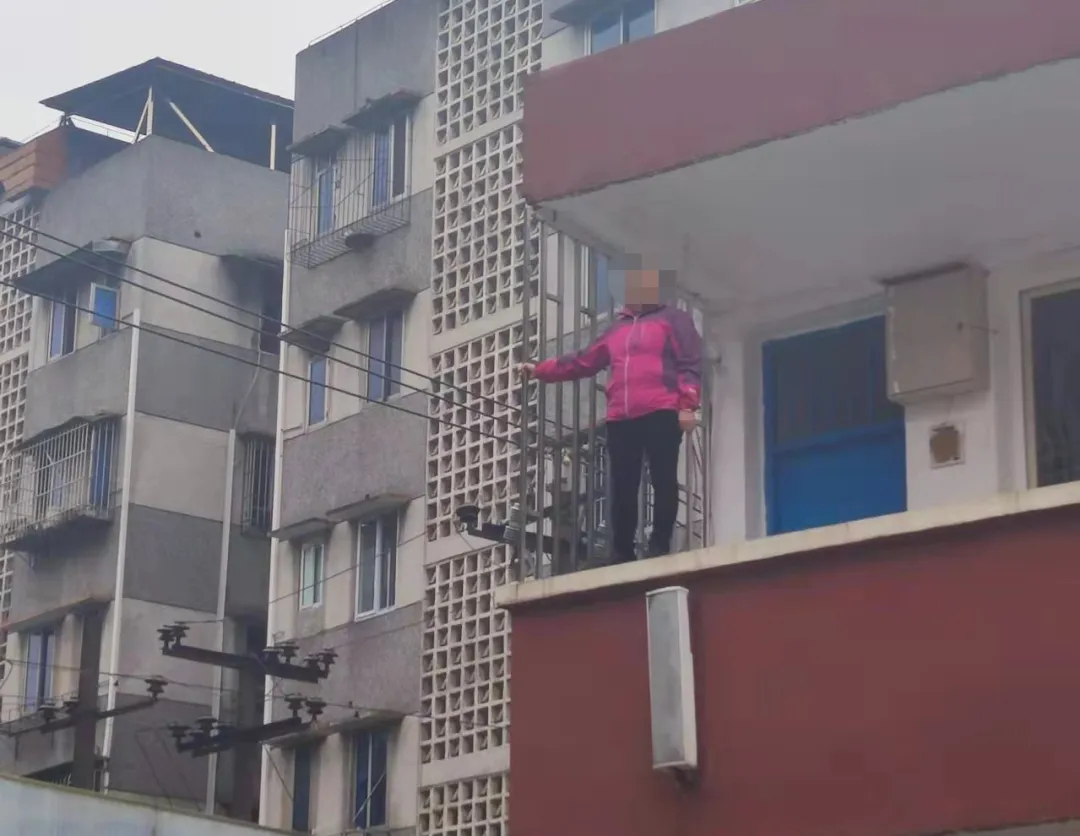 场面一度惊险! 泸州某学校上课期间惊现女子跳楼轻生！-1.jpg