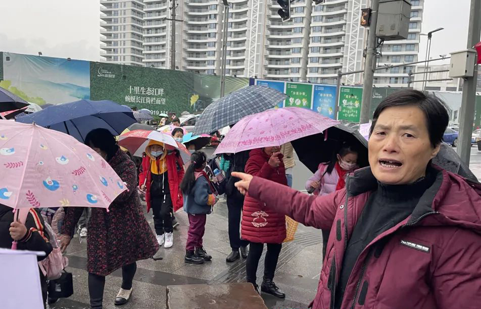 泸州梓小渔子溪学校门口何时修人行通道？回复来了→-2.jpg