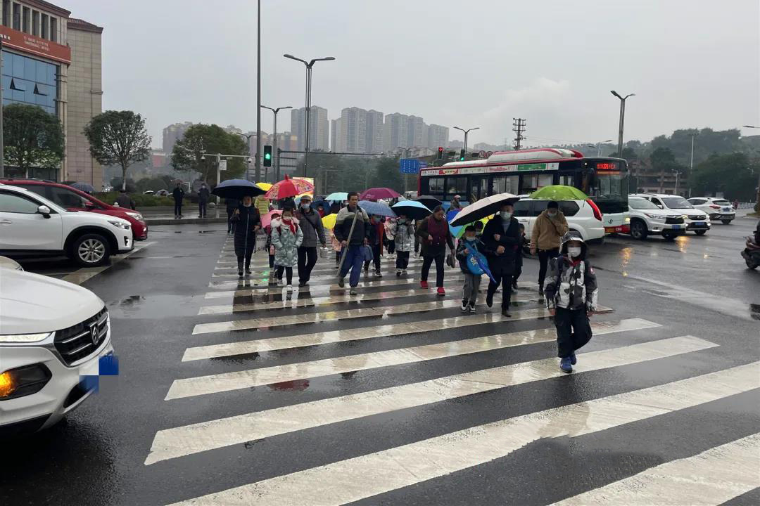 泸州梓小渔子溪学校门口何时修人行通道？回复来了→-5.jpg