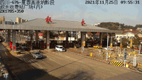可怕！“黑车”在叙永收费站遇检强行冲关，将执法人员...-1.gif