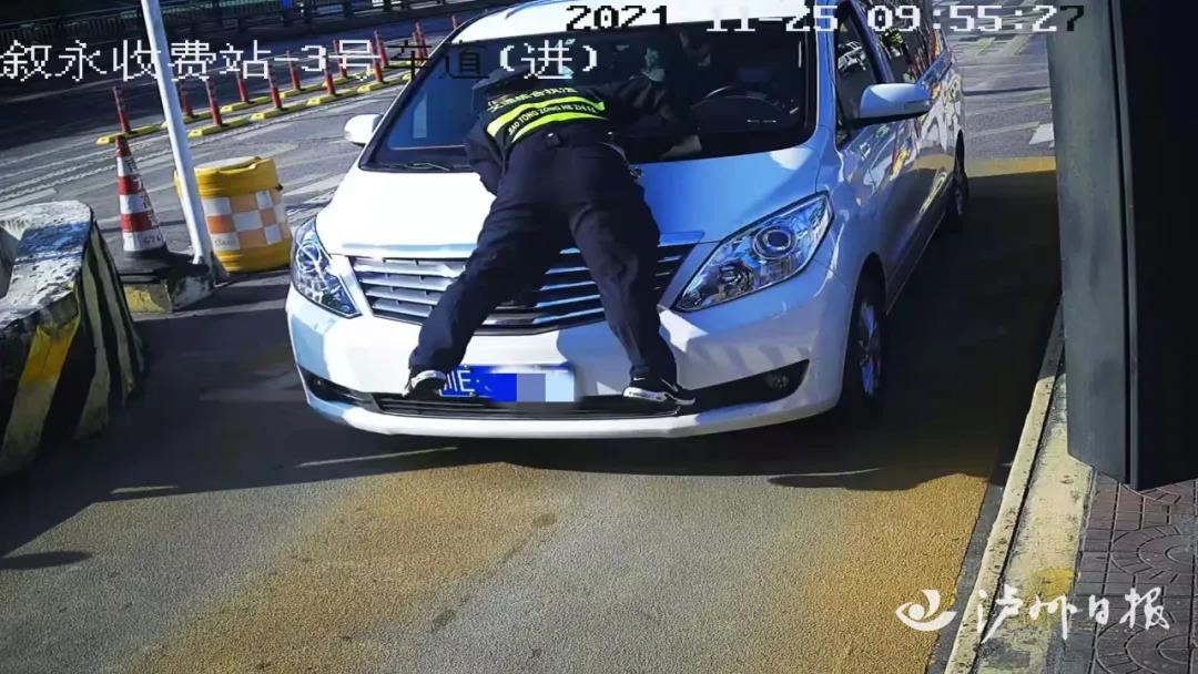 可怕！“黑车”在叙永收费站遇检强行冲关，将执法人员...-2.jpg