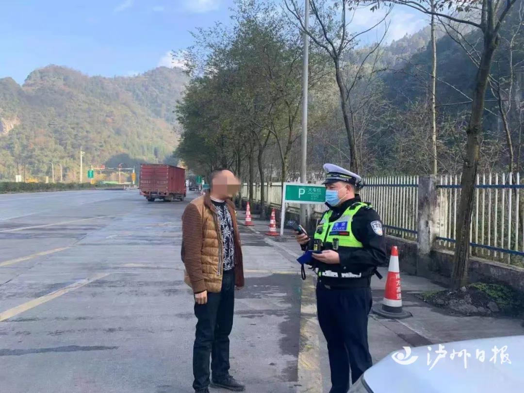 可怕！“黑车”在叙永收费站遇检强行冲关，将执法人员...-3.jpg