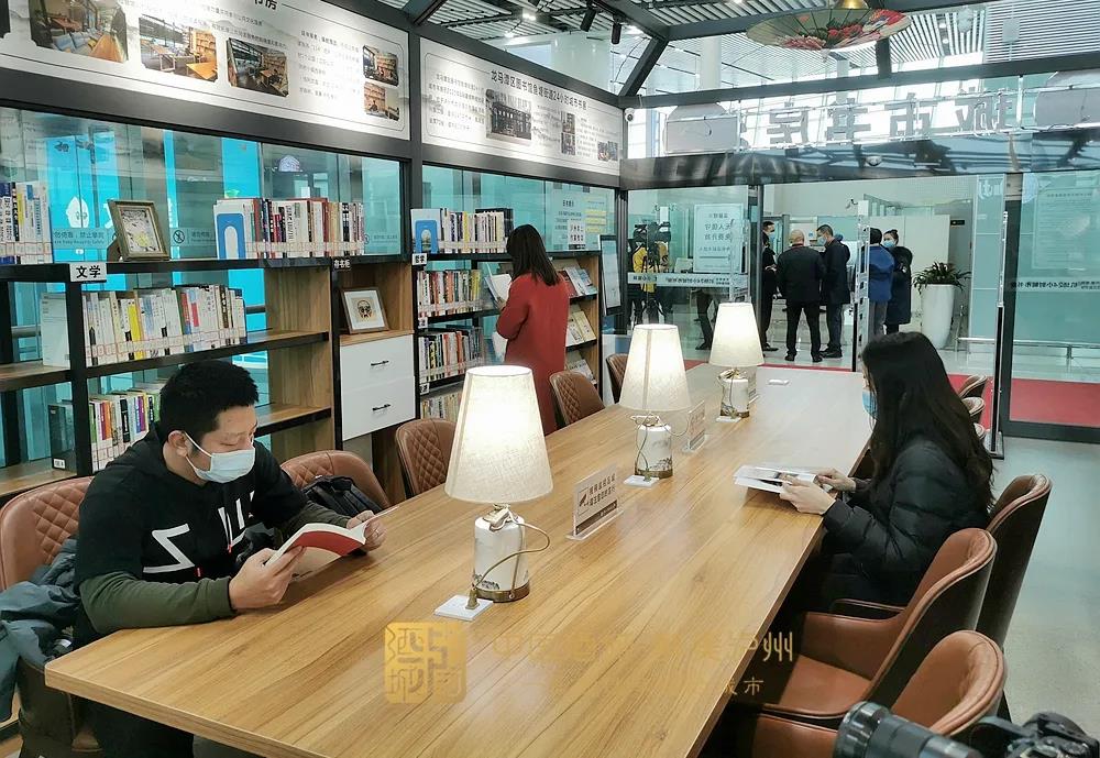 泸州机场24小时城市书房开放，藏书3000余册，没看完可带走-2.jpg