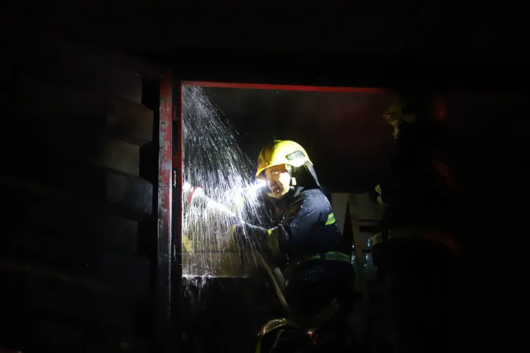 泸州高速路上一货车发生自燃，原因竟然是……-5.jpg