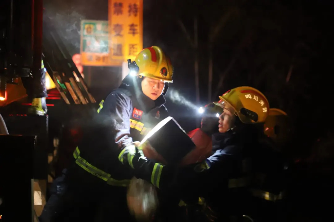 泸州高速路上一货车发生自燃，原因竟然是……-8.jpg