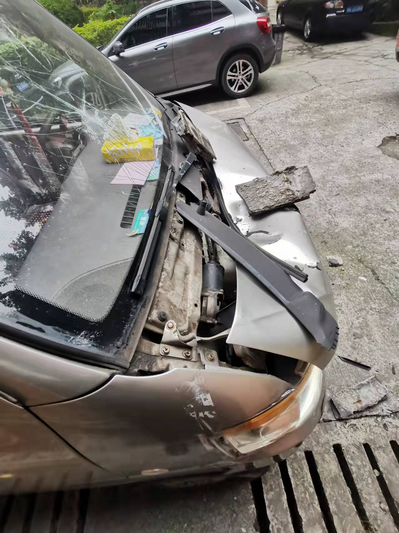 网友爆料| 又见高空坠物！泸州一小区砖块脱落砸凹车辆-2.jpg