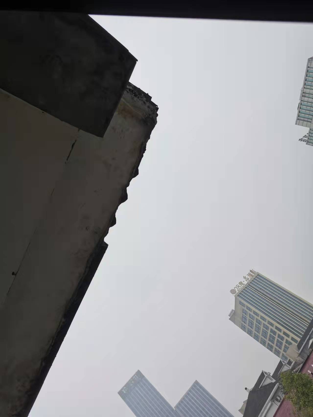 网友爆料| 又见高空坠物！泸州一小区砖块脱落砸凹车辆-5.jpg