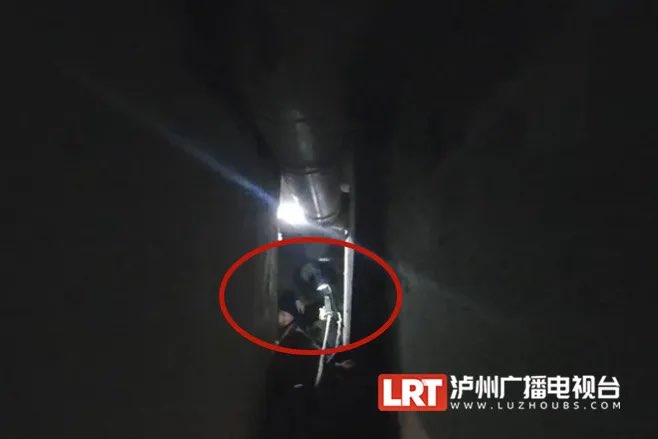 惊险！泸州5岁孩童坠落10米深的墙缝，好在……-1.jpg