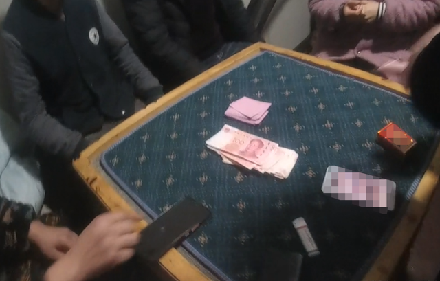 泸州抓赌现场曝光，民警偶遇“熟人”...-1.png