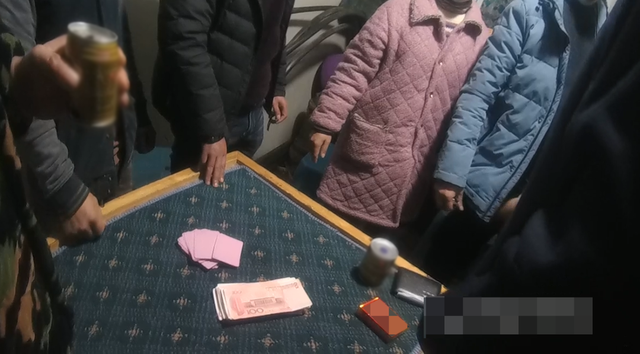 泸州抓赌现场曝光，民警偶遇“熟人”...-2.png