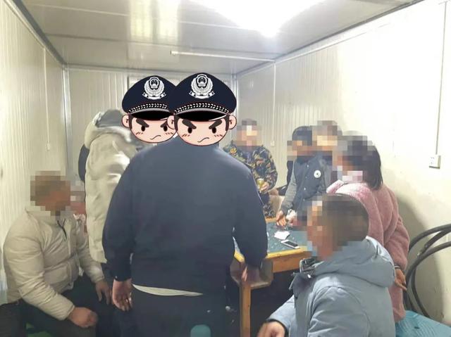 泸州抓赌现场曝光，民警偶遇“熟人”...-4.jpg