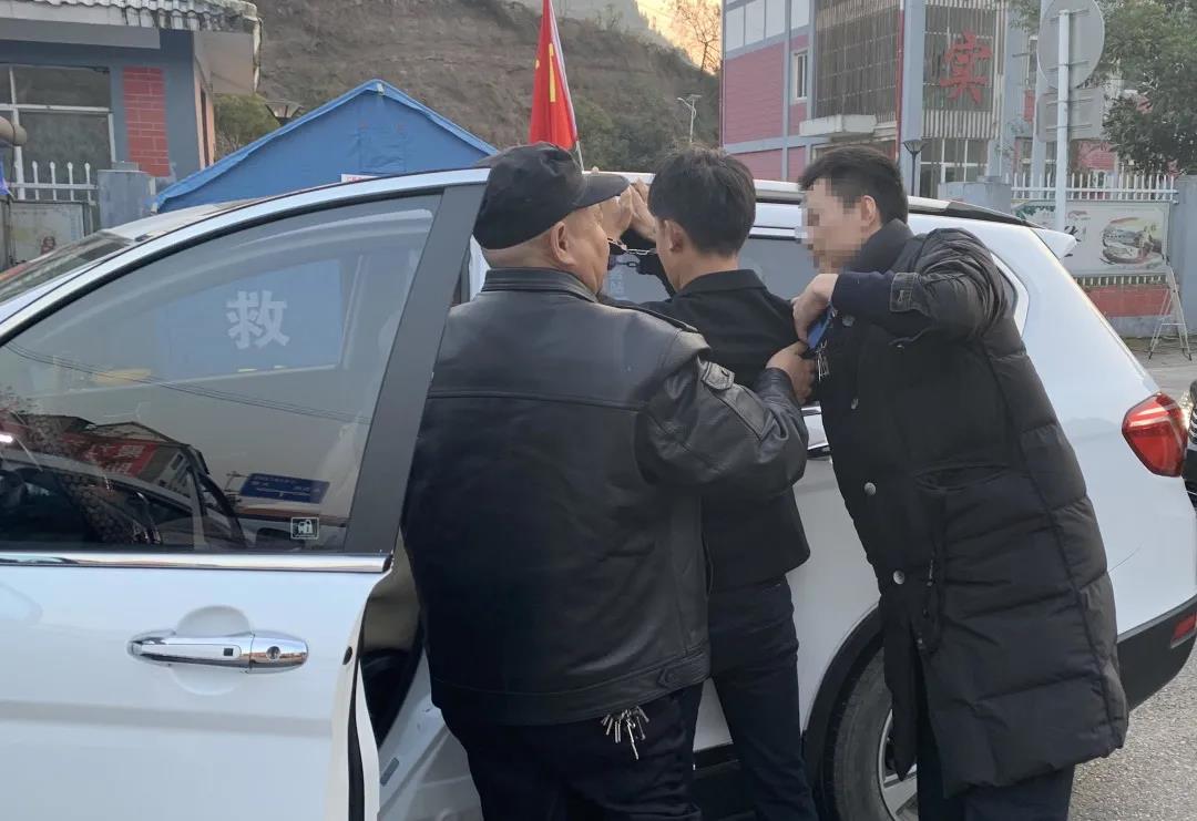 当他开来吊车那一刻，可谓泸州盗贼第一人-2.jpg