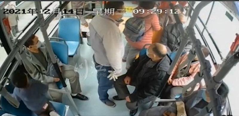 这样的善举，今年在泸州公交车上已发生千余次！-1.jpg