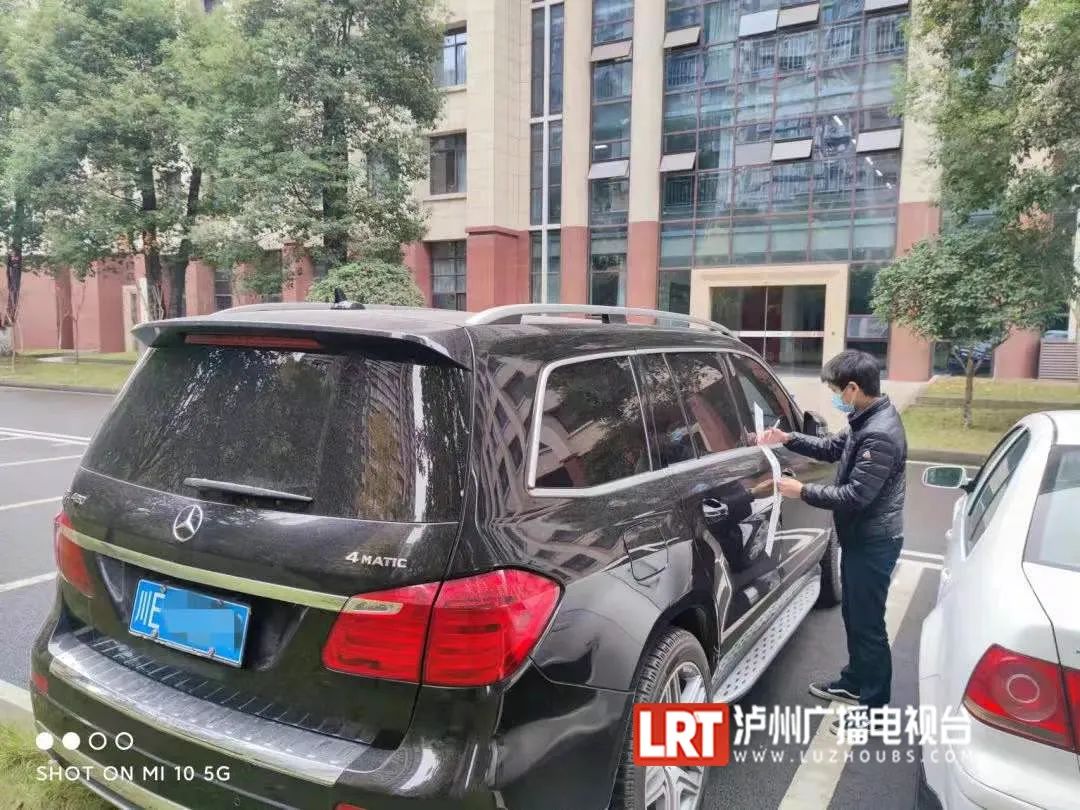 眼看法院动真格，泸州一 “老赖”上交百万豪车-2.jpg