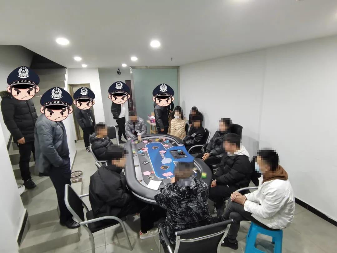 荷官发牌，泸州一“德州扑克”赌博窝点现场视频曝光-2.jpg