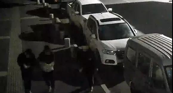 什么情况？三个“精神小伙”睡梦中被警察戴上手铐！-2.jpg