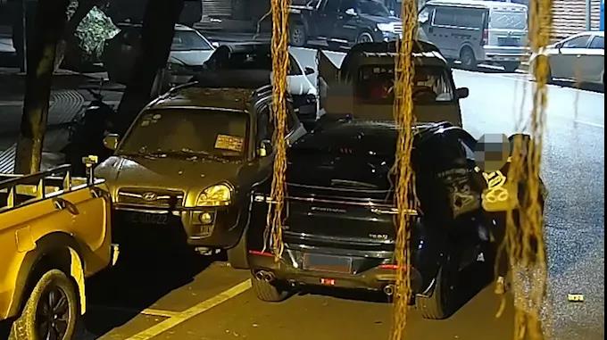 什么情况？三个“精神小伙”睡梦中被警察戴上手铐！-1.jpg