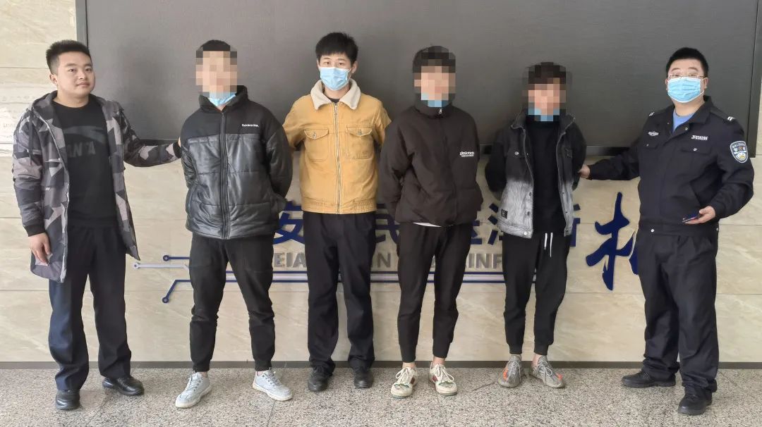 什么情况？三个“精神小伙”睡梦中被警察戴上手铐！-4.jpg