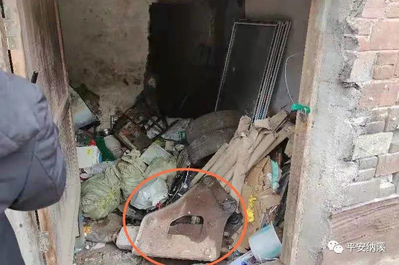 三男子盗窃挖掘机破碎头，泸州纳溪警方抓了四人-1.jpg