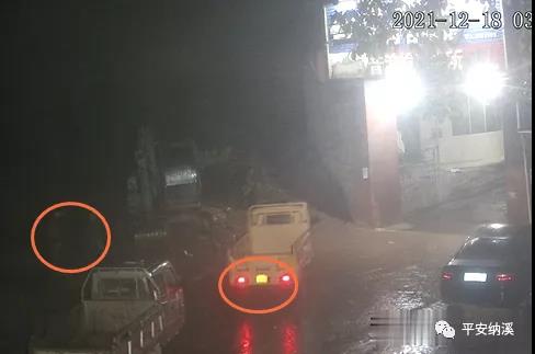 三男子盗窃挖掘机破碎头，泸州纳溪警方抓了四人-2.jpg